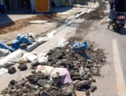 Tanpa Rambu Ancam Keselamatan Pengendara, Matrial Proyek Pucang Anom Makan Badan Jalan 