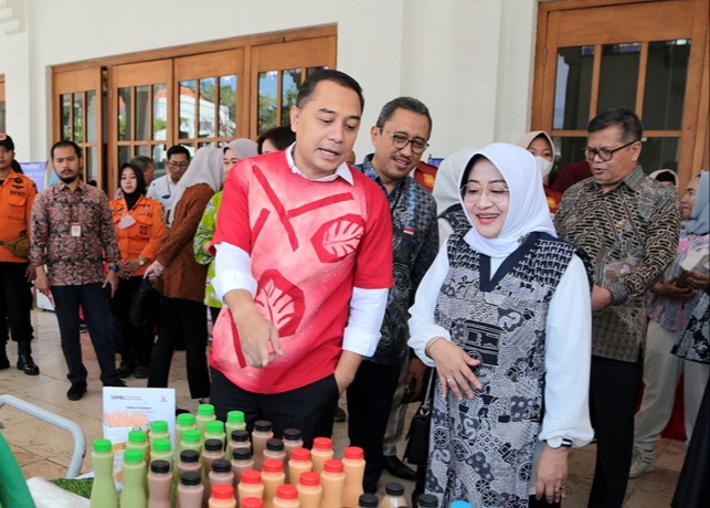 Eri Cahyadi Wali Kota Surabaya memberikan motivasi kepada para pelaku Usaha Mikro Kecil dan Menengah (UMKM) binaan Bank Perkreditan Rakyat Surya Artha Utama (BPR SAU) di Balai Pemuda Surabaya,