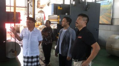 Keterangan gambar : Jokhanan Kristiyono (paling kiri), Satriya Narada (baju putih) dan Ketua SPS Jatim, Sukoto, sebelah kanan Narada