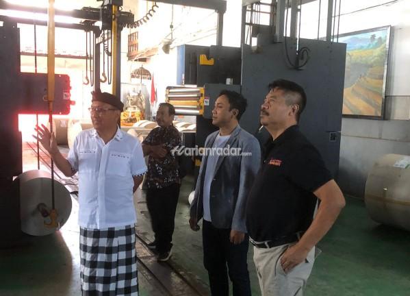 Keterangan gambar : Jokhanan Kristiyono (paling kiri), Satriya Narada (baju putih) dan Ketua SPS Jatim, Sukoto, sebelah kanan Narada