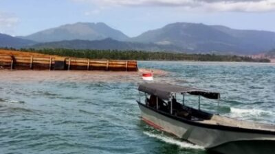 Satgas Denintel Koarmada II melaksanakan aksi cepat pertolongan pertama kecelakaan laut di Perairan Sikeli, Kabaena, Kabupaten Bombana,