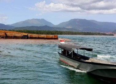 Satgas Denintel Koarmada II melaksanakan aksi cepat pertolongan pertama kecelakaan laut di Perairan Sikeli, Kabaena, Kabupaten Bombana,
