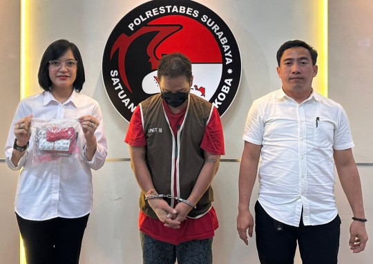 Satuan Reserse Narkoba Polrestabes Surabaya menangkap EW, (41) warga Kedung Klinter Surabaya pengedar narkotika di SPBU Jalan Arjuno Surabaya