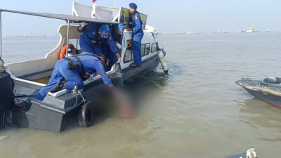Team SAR Ditpolairud Polda Jatim telah mengevakuasi satu jenazah yang belum diketahui ditemukan dibawah Jembatan Suramadu Surabaya,