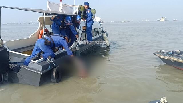 Team SAR Ditpolairud Polda Jatim telah mengevakuasi satu jenazah yang belum diketahui ditemukan dibawah Jembatan Suramadu Surabaya,