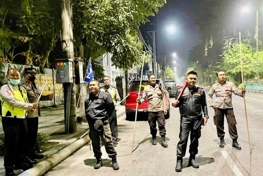Kapolsek Dukuh Pakis Kompol Mohammad Irfan, beserta piket fungsi mendatangi lokasi gerombolan para kaula muda yang melakukan aksi balap liar. 