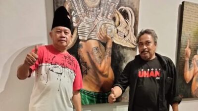 Keterangan foto : Fathur Rojib (kaos hitam) bersama H.Chengho Djadi Galajapo