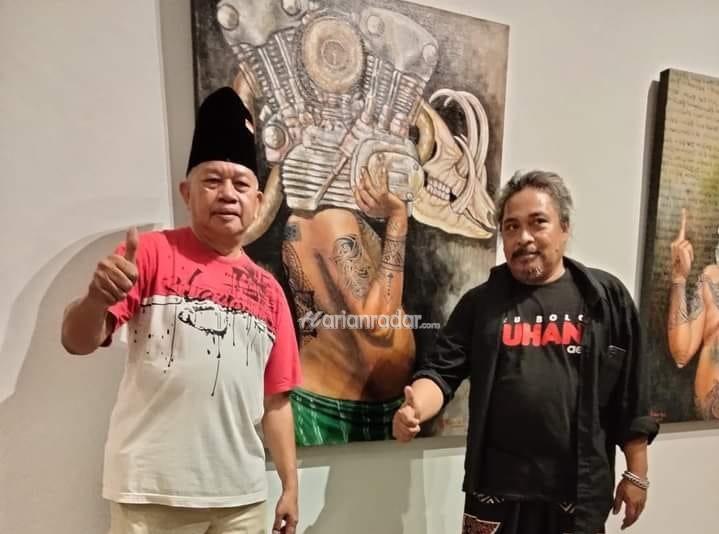 Keterangan foto : Fathur Rojib (kaos hitam) bersama H.Chengho Djadi Galajapo
