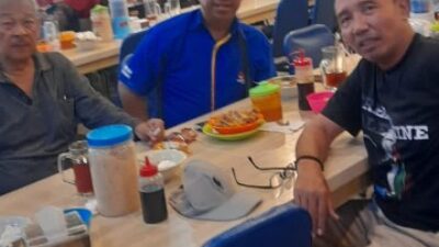 Foto: Ketemu Sobat Lama, Andre (Kaos Hitam), Ichsan (Kaos Berkerah Hitam), Holil (Baju Hem Biru)