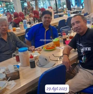 Foto: Ketemu Sobat Lama, Andre (Kaos Hitam), Ichsan (Kaos Berkerah Hitam), Holil (Baju Hem Biru)