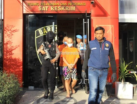 Kanit Jatanras Ipda Mustofah mengiring pelaku menuju pres rilis di Mpolres Tanjung Perak (foto:Samsul-harianradar.com).