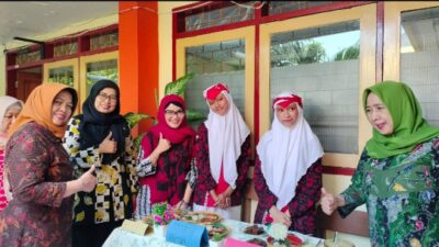 SMAN 6 Surabaya Gelar Karya P5, Penilaian Makanan Khas Ponorogo Bersama Kepala sekolah Dra. Mamik Pujowati, M.Pd
