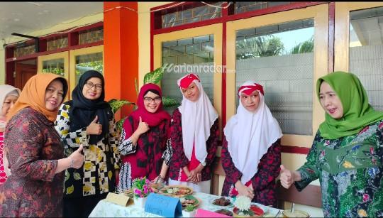 SMAN 6 Surabaya Gelar Karya P5, Penilaian Makanan Khas Ponorogo Bersama Kepala sekolah Dra. Mamik Pujowati, M.Pd