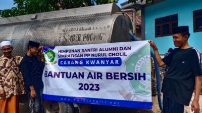 Foto : Anggota Hisan Cabang Kwanyar Saat Melakukan Pendistrian Air Bersih Kepada Warga Desa Morombuh