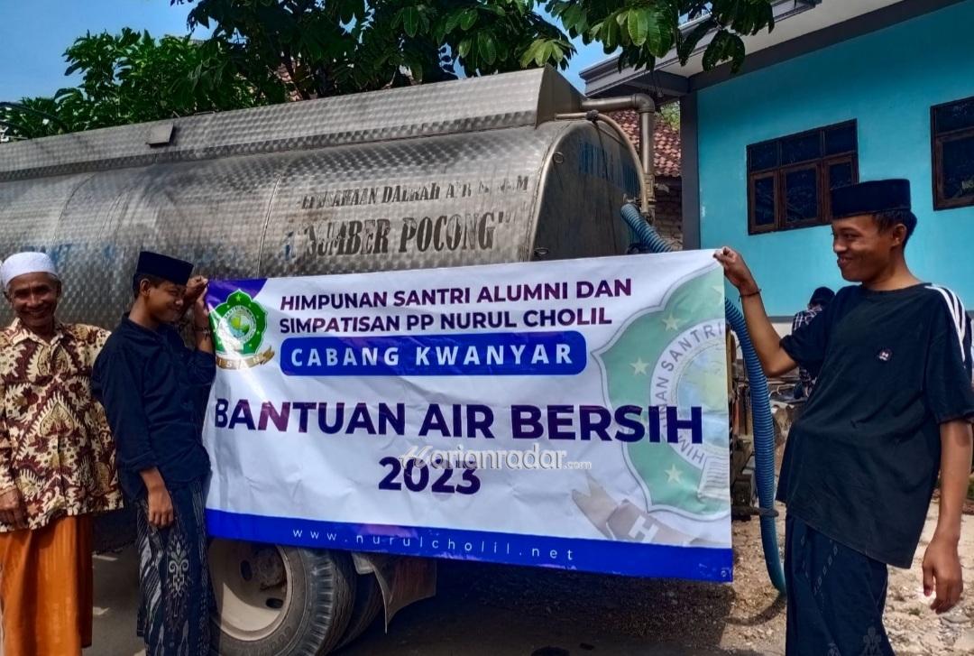Foto : Anggota Hisan Cabang Kwanyar Saat Melakukan Pendistrian Air Bersih Kepada Warga Desa Morombuh