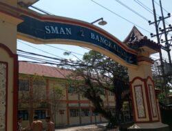 Aries Agung Paewae Kadispendik Jatim Angkat Suara Adanya Praktek Jual Beli Seragam Di SMAN 2 Bangkalan