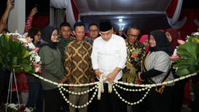 Wali Kota Surabaya Eri Cahyadi meresmikan serentak 1.159 Balai RW di seluruh Kota Surabaya pada malam tasyakuran jelang HUT ke-78 RI, Rabu (16/8/2023).