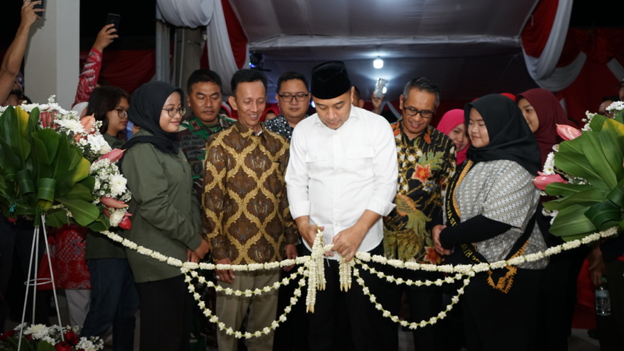 Wali Kota Surabaya Eri Cahyadi meresmikan serentak 1.159 Balai RW di seluruh Kota Surabaya pada malam tasyakuran jelang HUT ke-78 RI, Rabu (16/8/2023).