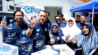 Pemerintah Kota (Pemkot) Surabaya bekerjasama dengan Institut Teknologi Sepuluh Nopember (ITS) mendirikan perusahaan Air Minum dalam Kemasan (AMDK) yang sehat dan berkualitas. Perusahaan AMDK merk HE2O ini, dibangun dan diresmikan di kawasan Jalan Bukit Darmo Golf, Putat Gede, Surabaya