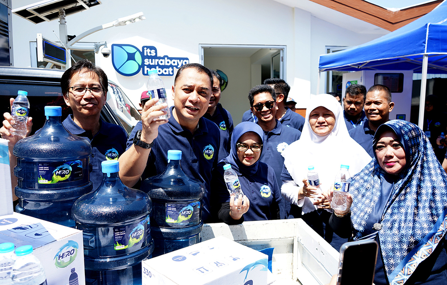 Pemerintah Kota (Pemkot) Surabaya bekerjasama dengan Institut Teknologi Sepuluh Nopember (ITS) mendirikan perusahaan Air Minum dalam Kemasan (AMDK) yang sehat dan berkualitas. Perusahaan AMDK merk HE2O ini, dibangun dan diresmikan di kawasan Jalan Bukit Darmo Golf, Putat Gede, Surabaya