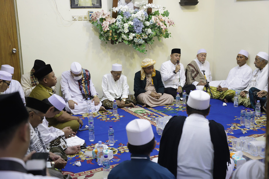 Wali Kota Surabaya Eri Cahyadi menghadiri Haul Masyayikh (K.H Mas Muhibbin ke-67, K.H. Mas Muhammad Nur ke-19, dan Nyai Hj, Maryam ke-13) di Pondok Pesantren Salaf Al Muhibbin Tambak Langon Asemrowo Surabaya