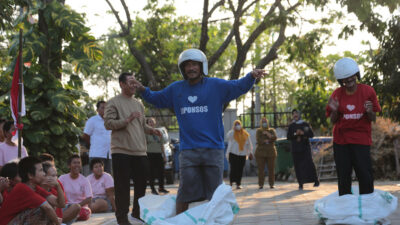 Lomba bakiak dan balap karung yang digelar oleh Dinas Sosial Surabaya bagi Orang Dengan Gangguan Jiwa yang dirawat Liponsos Keputih Surabaya.