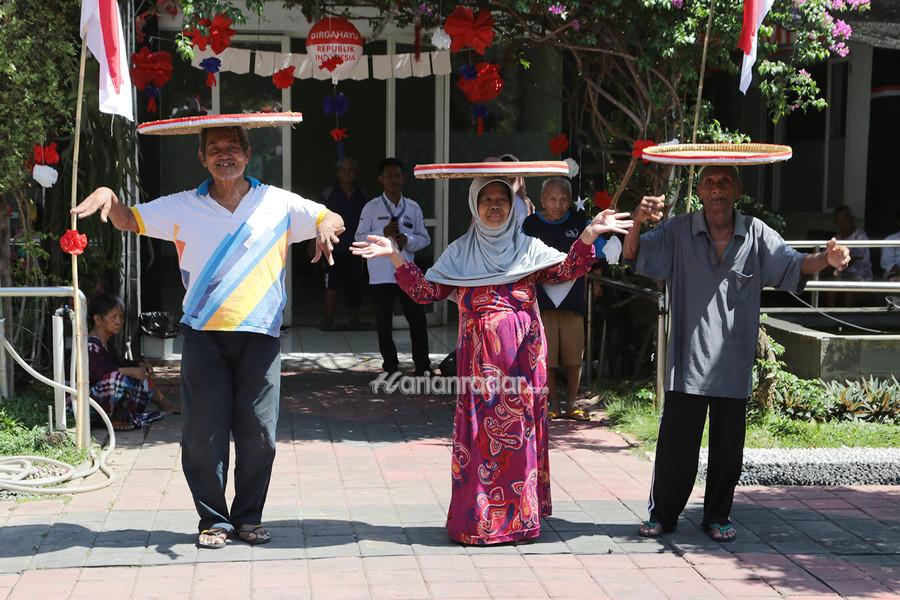 Dalam rangka memeriahkan HUT ke-78 RI, para lansia saling unjuk kebolehan lewat lomba berjoget. Selain itu, ada pula lomba sunggi tempeh dan memindah kelereng dengan menggunakan sendok.