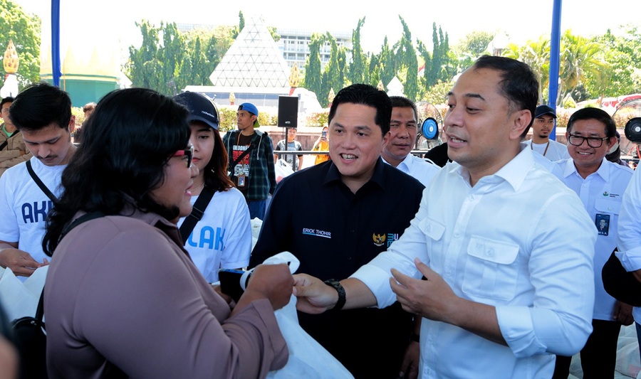 Wali Kota Surabaya Eri Cahyadi menyambut baik pelaksanaan Pasar Murah Surabaya yang digelar oleh Kementerian Badan Usaha Milik Negara (BUMN) di Lapangan Tugu Pahlawan, Minggu (13/8/2023).