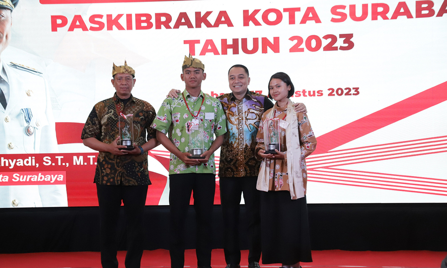 Wali Kota Surabaya Eri Cahyadi resmi menutup Pemusatan Pendidikan dan Pelatihan (Diklat) Pasukan Pengibar Bendera (Paskibraka) Tahun 2023,