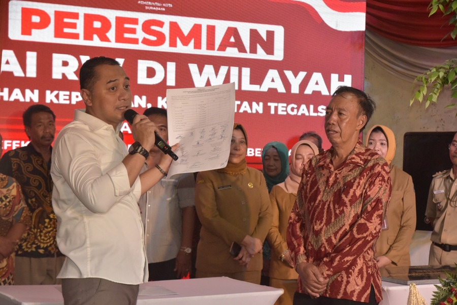 Wali Kota Eri Cahyadi saat meresmikan Balai RW 5, Kelurahan Keputran, Kecamatan Tegalsari Kota Surabaya,