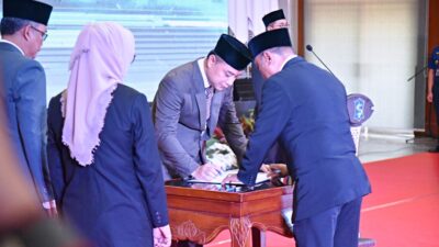 Wali Kota Surabaya Eri Cahyadi kembali melakukan rotasi dan mutasi pejabat Pemerintah Kota (Pemkot) Surabaya di Graha Sawunggaling, Senin (7/8/2023).
