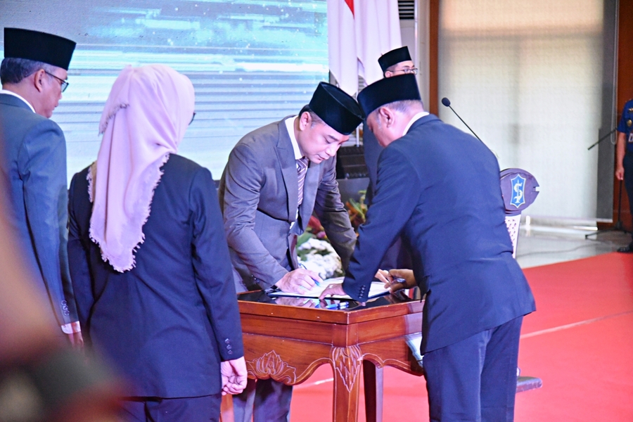 Wali Kota Surabaya Eri Cahyadi kembali melakukan rotasi dan mutasi pejabat Pemerintah Kota (Pemkot) Surabaya di Graha Sawunggaling, Senin (7/8/2023).