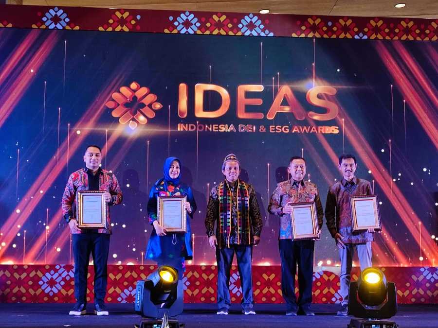 Sederet Penghargaan Diraih Wali Kota Surabaya Kategori Sebagai Pemimpin Berdampak di Media Digital 2023