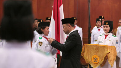 Wali Kota Surabaya Eri Cahyadi mengukuhkan 98 anggota Pasukan Pengibar Bendera Pusaka (Paskibraka) tingkat Kota Surabaya Tahun 2023.