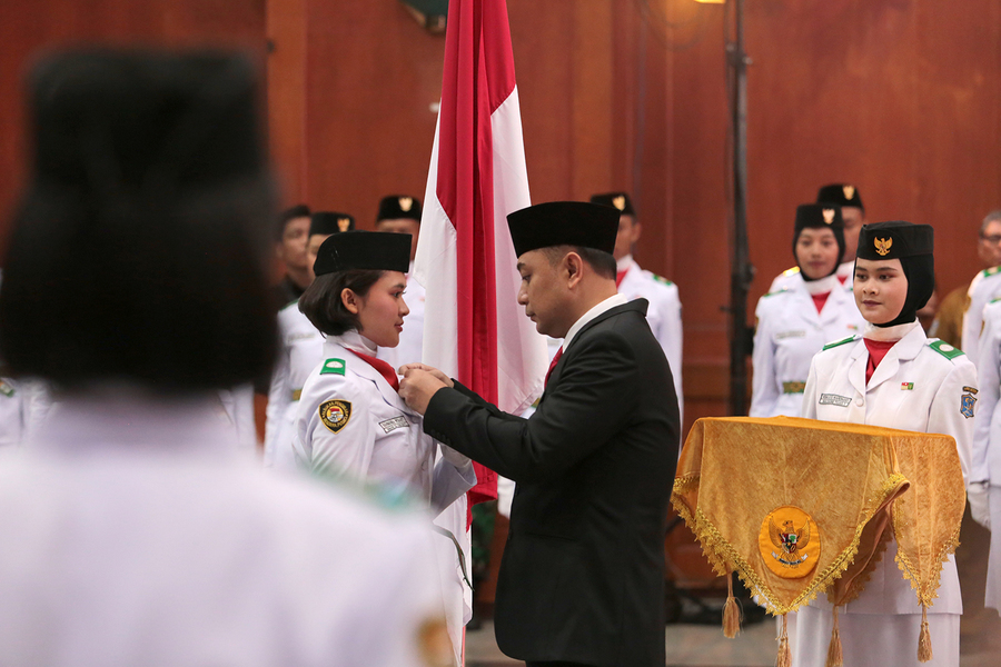 Wali Kota Surabaya Eri Cahyadi mengukuhkan 98 anggota Pasukan Pengibar Bendera Pusaka (Paskibraka) tingkat Kota Surabaya Tahun 2023.