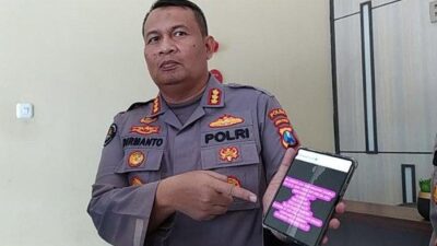 Kombes Pol Dirmanto Kabid Humas Polda Jatim menunjukkan postingan Postingan Feed Instagram (IG) atas nama ahmadsahroni88, bikin resah masyarakat dan berdampak buruk bagi citra Polri.