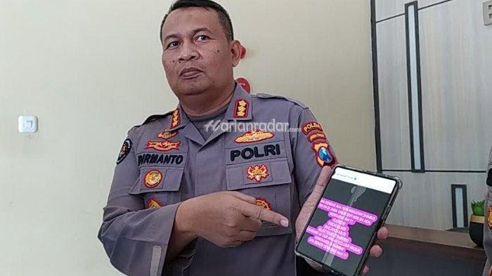 Kombes Pol Dirmanto Kabid Humas Polda Jatim menunjukkan postingan Postingan Feed Instagram (IG) atas nama ahmadsahroni88, bikin resah masyarakat dan berdampak buruk bagi citra Polri.