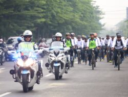 Peduli Sesama, Sambil Funbike Dankodiklatal Beserta Pimpinan TNI AL Wilayah Surabaya Laksanakan Baksos