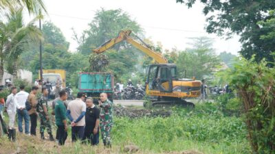 Plt Bupati Subandi Ikut Kerja Bakti Bersama Warga Sidoarjo