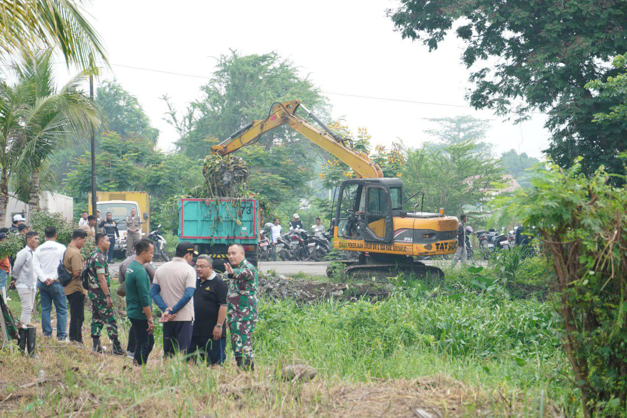 Plt Bupati Subandi Ikut Kerja Bakti Bersama Warga Sidoarjo
