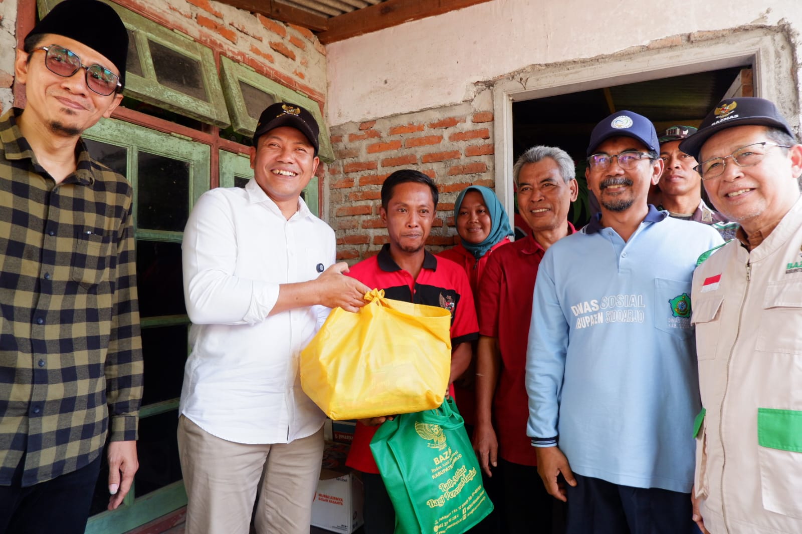 Plt. Bupati Sidoarjo Bersama Baznas Sidoarjo Percepat Renovasi Rumah Tidak Layak Huni di Balongbendo dan Taman