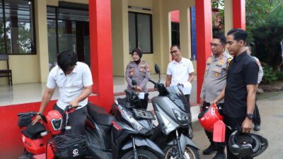 AKBP Febri Isman Jaya, S.H., S.I.K., M.I.K., didampingi Kasat Reskrim Polres Bangkalan AKP Hafid Dian Maulidi membeberkan keberhasilan dalam ungkap kasus pencurian kendaraan bermotor.