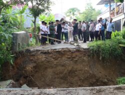 Wakapolres Bangkalan Cek Jembatan Putus Akibat Banjir di Kecamatan Kokop