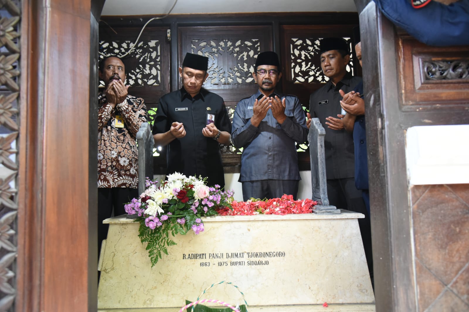 Memperingati Harjasda ke 166 tahun 2025, Plt. Bupati Sidoarjo Ziarah ke Makam Mantan Bupati Sidoarjo Terdahulu