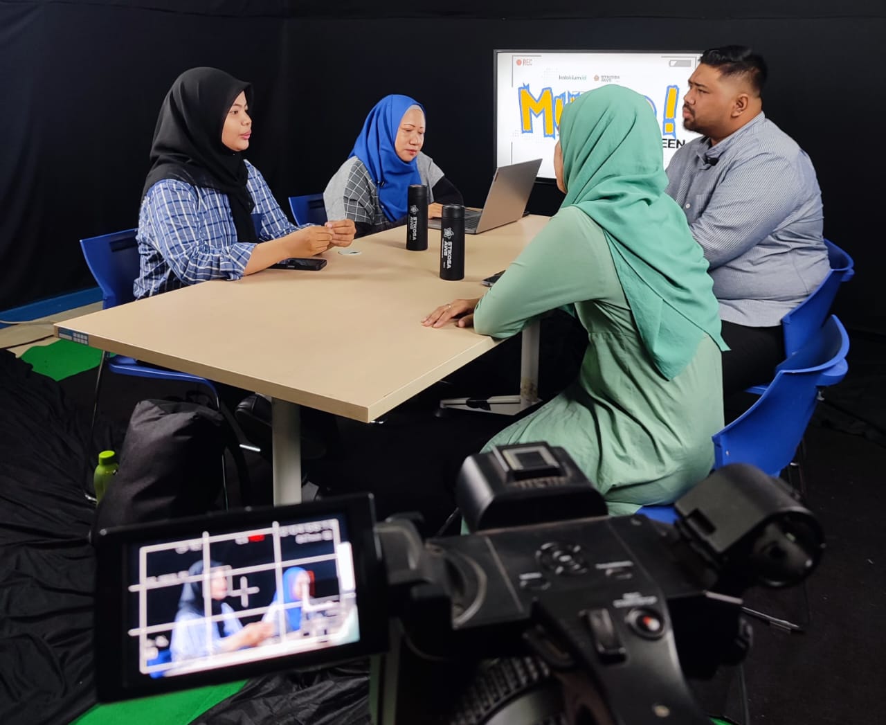 Keterangan Gambar : MUNIO On Screen Produksi Stikosa AWS untuk Tayangan Televisi Publik