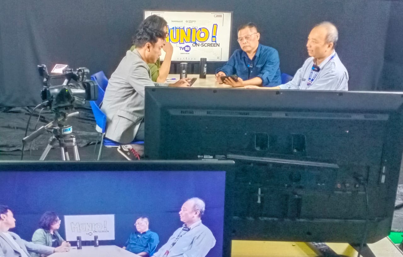 Keterangan Gambar: studio Laboratorium TV Stikosa AWS dilaksanakan dengan memproduksi program MUNIO On Screen