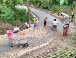 Warga Dusun Bendung Kompak Bangun Jalan Desa dengan Swadaya Masyarakat