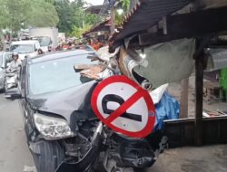 Hindari Kucing, Minibus Tabrak Warung dan Tiang Listrik, Satu Warga Patah Tulang
