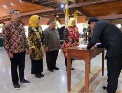 Plt. Bupati Subandi Serahkan Penghargaan SAKIP dan IPP kepada Perangkat Daerah Terbaik