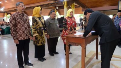 Plt. Bupati Subandi Serahkan Penghargaan SAKIP dan IPP kepada Perangkat Daerah Terbaik